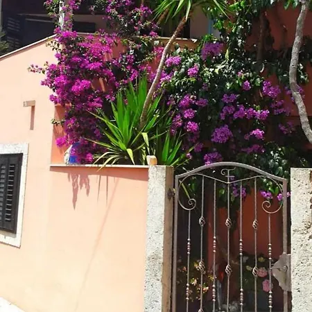 Bougainvillea--apartment By The Sea *