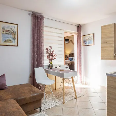 Bougainvillea--apartment By The Sea * Ston