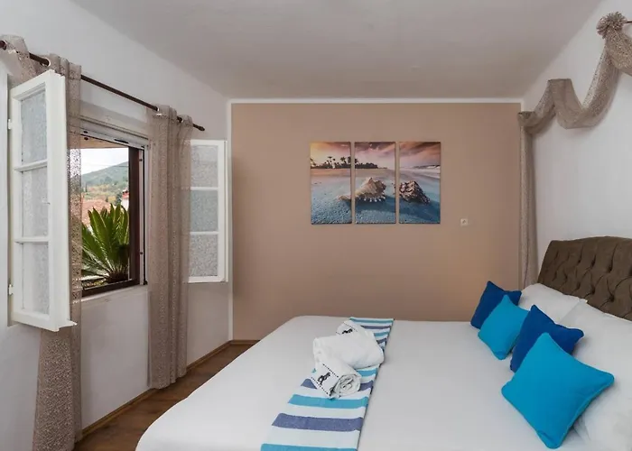 Bougainvillea--apartment By The Sea Ston