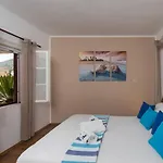 Bougainvillea--apartment By The Sea Ston