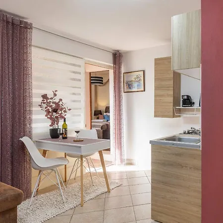 Bougainvillea--apartment By The Sea Apartament *
