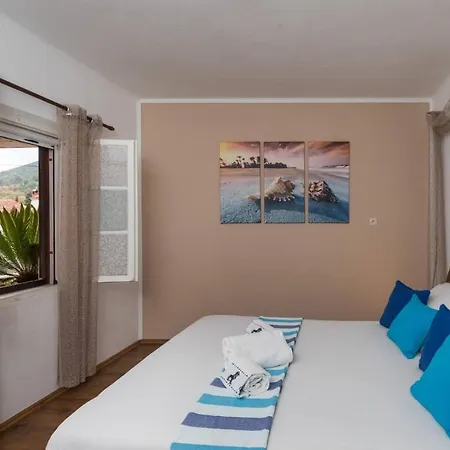 Bougainvillea--apartment By The Sea Ston