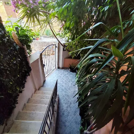 Bougainvillea--apartment By The Sea *